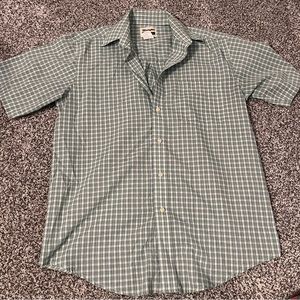 Men’s wrangler button up shirt. Lightweight, casual.